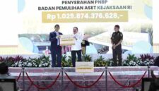 Kejaksaan RI menyerahkan Rp. 1,03 triliun hasil lelang aset sitaan dan penelusuran aset Edi Tansil kepada Kementerian Keuangan sebagai PNBP.