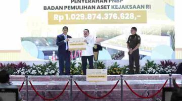 Kejaksaan RI menyerahkan Rp. 1,03 triliun hasil lelang aset sitaan dan penelusuran aset Edi Tansil kepada Kementerian Keuangan sebagai PNBP.