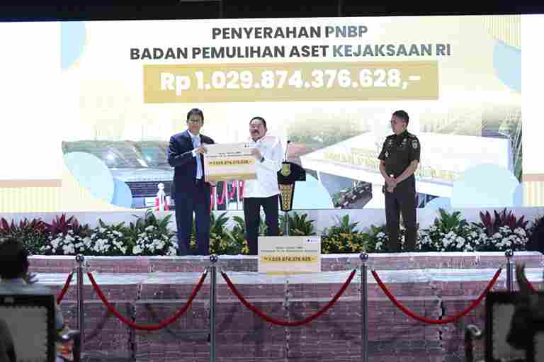 Kejaksaan RI menyerahkan Rp. 1,03 triliun hasil lelang aset sitaan dan penelusuran aset Edi Tansil kepada Kementerian Keuangan sebagai PNBP.