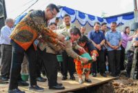 Wali Kota Pematangsiantar Wesly Silalahi saat peletakan batu pertama.
