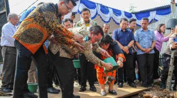 Wali Kota Pematangsiantar Wesly Silalahi saat peletakan batu pertama.