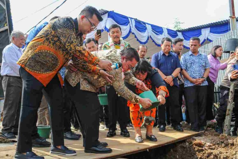 Wali Kota Pematangsiantar Wesly Silalahi saat peletakan batu pertama.