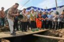 Wali Kota Pematangsiantar Wesly Silalahi memberikan bantuan pribadi 500 sak semen untuk mendukung pembangunan Gereja Bethel Indonesia di Siantar Timur.