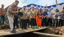 Wali Kota Pematangsiantar Wesly Silalahi memberikan bantuan pribadi 500 sak semen untuk mendukung pembangunan Gereja Bethel Indonesia di Siantar Timur.