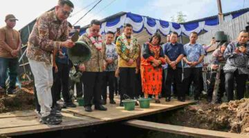Wali Kota Pematangsiantar Wesly Silalahi memberikan bantuan pribadi 500 sak semen untuk mendukung pembangunan Gereja Bethel Indonesia di Siantar Timur.