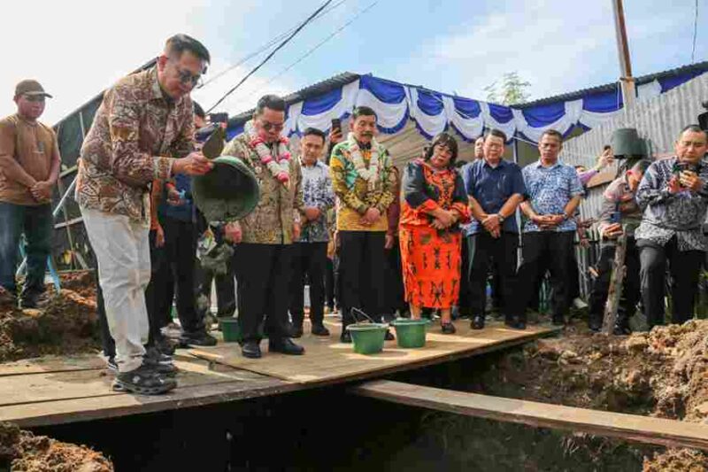 Wali Kota Pematangsiantar Wesly Silalahi memberikan bantuan pribadi 500 sak semen untuk mendukung pembangunan Gereja Bethel Indonesia di Siantar Timur.