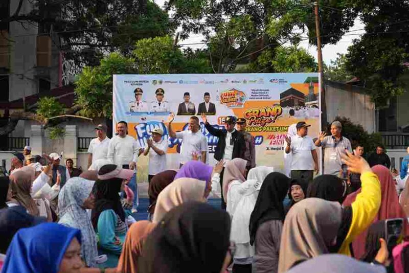 Wali Kota Medan Rico Waas melepas ribuan peserta Fun Walk Pekan KHAS 2026.