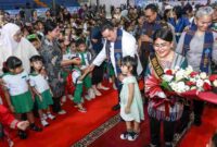 Wali Kota Pematangsiantar Wesly Silalahi, S.H., M.Kn., bersama Bunda Pendidikan Anak Usia Dini (PAUD) Kota Pematangsiantar, Ny. Liswati Wesly Silalahi, menghadiri acara Pelepasan Anak Didik PAUD–Sanggar Anak Balita (SAB) se-Kota Pematangsiantar Tahun Ajaran 2025/2026 di Gedung Olahraga (GOR) Lantai 4 Suzuya Merdeka Mall, Jalan Merdeka, Kelurahan Pardomuan, Kecamatan Siantar Timur, Rabu (17/6/2026).