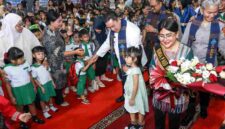 Wali Kota Pematangsiantar Wesly Silalahi, S.H., M.Kn., bersama Bunda Pendidikan Anak Usia Dini (PAUD) Kota Pematangsiantar, Ny. Liswati Wesly Silalahi, menghadiri acara Pelepasan Anak Didik PAUD–Sanggar Anak Balita (SAB) se-Kota Pematangsiantar Tahun Ajaran 2025/2026 di Gedung Olahraga (GOR) Lantai 4 Suzuya Merdeka Mall, Jalan Merdeka, Kelurahan Pardomuan, Kecamatan Siantar Timur, Rabu (17/6/2026).