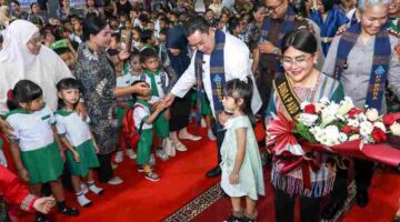 Wali Kota Pematangsiantar Wesly Silalahi, S.H., M.Kn., bersama Bunda Pendidikan Anak Usia Dini (PAUD) Kota Pematangsiantar, Ny. Liswati Wesly Silalahi, menghadiri acara Pelepasan Anak Didik PAUD–Sanggar Anak Balita (SAB) se-Kota Pematangsiantar Tahun Ajaran 2025/2026 di Gedung Olahraga (GOR) Lantai 4 Suzuya Merdeka Mall, Jalan Merdeka, Kelurahan Pardomuan, Kecamatan Siantar Timur, Rabu (17/6/2026).