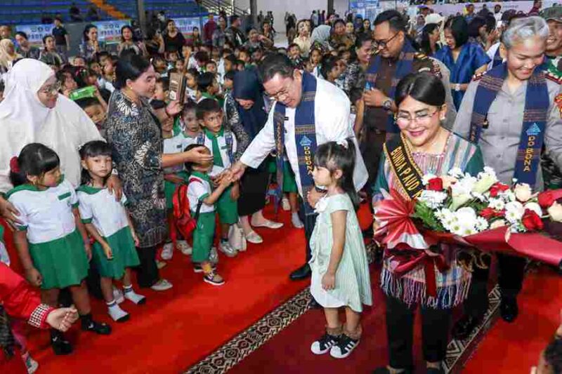 Wali Kota Pematangsiantar Wesly Silalahi, S.H., M.Kn., bersama Bunda Pendidikan Anak Usia Dini (PAUD) Kota Pematangsiantar, Ny. Liswati Wesly Silalahi, menghadiri acara Pelepasan Anak Didik PAUD–Sanggar Anak Balita (SAB) se-Kota Pematangsiantar Tahun Ajaran 2025/2026 di Gedung Olahraga (GOR) Lantai 4 Suzuya Merdeka Mall, Jalan Merdeka, Kelurahan Pardomuan, Kecamatan Siantar Timur, Rabu (17/6/2026).