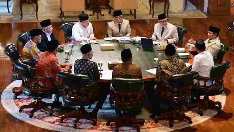 Presiden Prabowo Subianto menerima Menteri dan Wakil Menteri Haji dan Umrah beserta pimpinan DPR RI dan sejumlah anggota Komisi VIII DPR RI di kediaman pribadinya, di Hambalang pada Rabu, 17 Juni 2026. 