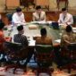 Presiden Prabowo Subianto menerima Menteri dan Wakil Menteri Haji dan Umrah beserta pimpinan DPR RI dan sejumlah anggota Komisi VIII DPR RI di kediaman pribadinya, di Hambalang pada Rabu, 17 Juni 2026. 