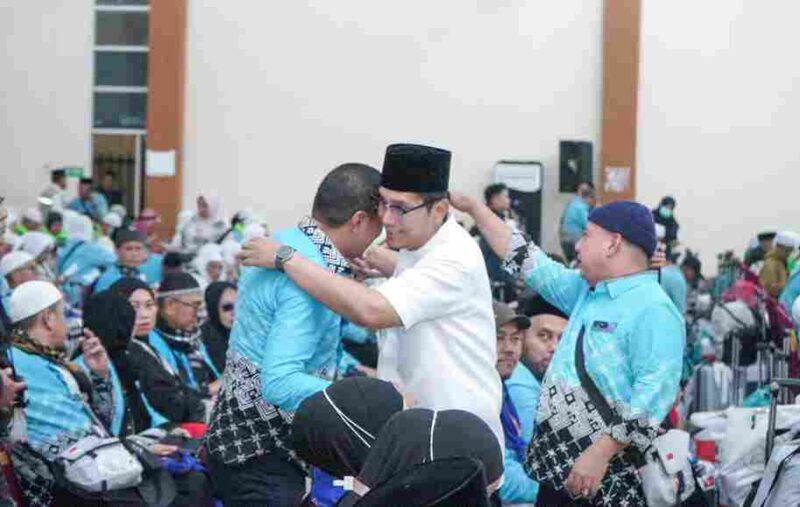 Wali Kota Medan Rico Waas dan Wakil Wali Kota Zakiyuddin Harahap menyambut kepulangan 207 jemaah haji Kloter 14 asal Kota Medan di Asrama Haji.