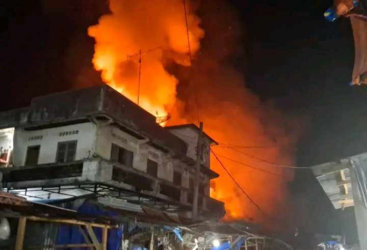kebakaran yang melanda kawasan Pasar Dwikora Parluasan, Kelurahan Sukadame, Kecamatan Siantar Utara, Kota Pematangsiantar, Kamis (18/6/2026) dini hari.