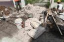 Pada pelaksanaan kegiatan penyatuan material, terlihat penggunaan Semen Merdeka di Lokasi kegiatan Infrastruktur. 