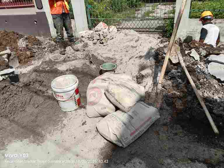 Pada pelaksanaan kegiatan penyatuan material, terlihat penggunaan Semen Merdeka di Lokasi kegiatan Infrastruktur. 