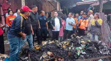 Wali Kota Pematangsiantar Wesly Silalahi meninjau kebakaran Pasar Dwikora.