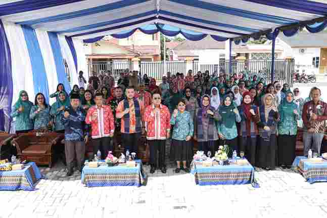 Wali Kota Pematangsiantar Wesly Silalahi dan TP PKK Sumut melakukan monitoring tertib administrasi PKK 2026 di Kelurahan Simarito, Siantar Barat.
