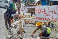 Pemko Pematangsiantar melalui Dinas PUTR memperbaiki jalan berlubang di simpang S Parman dan Sangnaualuh Damanik.