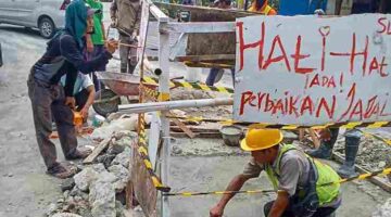 Pemko Pematangsiantar melalui Dinas PUTR memperbaiki jalan berlubang di simpang S Parman dan Sangnaualuh Damanik.