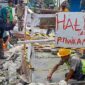 Pemko Pematangsiantar melalui Dinas PUTR memperbaiki jalan berlubang di simpang S Parman dan Sangnaualuh Damanik.