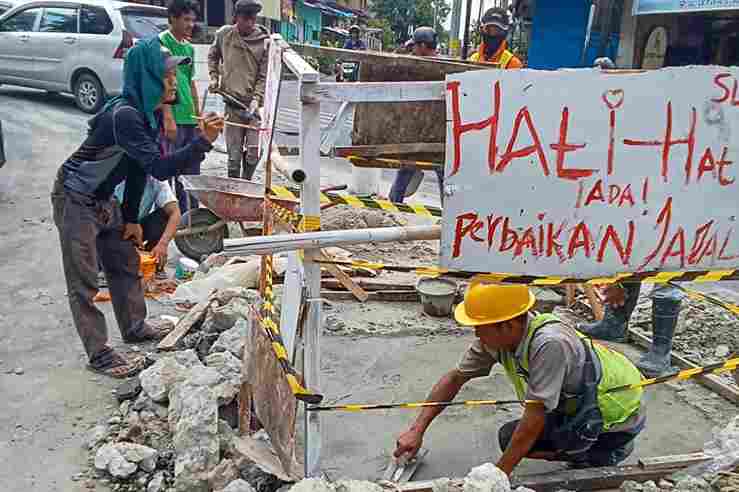 Pemko Pematangsiantar melalui Dinas PUTR memperbaiki jalan berlubang di simpang S Parman dan Sangnaualuh Damanik.
