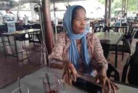 Ibu Jaka Jannes Malau saat diwawancarai oleh wartawan di seputaran Siantar Hotel, Rabu (17/6/2026)