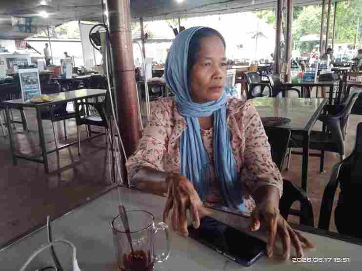 Ibu Jaka Jannes Malau saat diwawancarai oleh wartawan di seputaran Siantar Hotel, Rabu (17/6/2026)