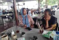 Ibu Jaka Jannes Manalu didampingi eda (Iparnya) saat diwawancarai wartawan.