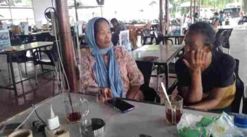 Ibu Jaka Jannes Manalu didampingi eda (Iparnya) saat diwawancarai wartawan.
