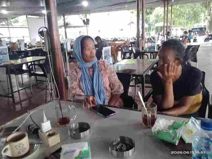 Ibu Jaka Jannes Manalu didampingi eda (Iparnya) saat diwawancarai wartawan.