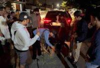 Petugas mengamankan seorang remaja yang diduga terlibat dalam aksi tersebut beserta satu bilah senjata tajam yang diduga digunakan saat tawuran berlangsung.