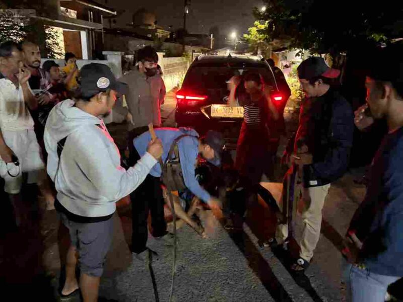 Petugas mengamankan seorang remaja yang diduga terlibat dalam aksi tersebut beserta satu bilah senjata tajam yang diduga digunakan saat tawuran berlangsung.