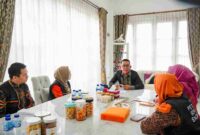 Wakil Wali Kota Medan Zakiyuddin Harahap saat menerima kunjungan perdana tim Badan Pusat Statistik Kota Medan untuk pendataan di Rumah Dinas Wakil Wali Kota Medan, Jalan Gurila, Kecamatan Medan Perjuangan, Jumat (19/6/2026).