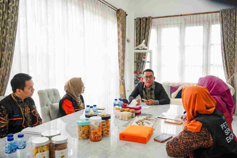 Wakil Wali Kota Medan Zakiyuddin Harahap saat menerima kunjungan perdana tim Badan Pusat Statistik Kota Medan untuk pendataan di Rumah Dinas Wakil Wali Kota Medan, Jalan Gurila, Kecamatan Medan Perjuangan, Jumat (19/6/2026).