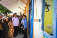 Wapres Gibran Rakabuming Raka meninjau SDN 07 Bulango Utara di Bone Bolango yang pernah terbakar pada 2022.