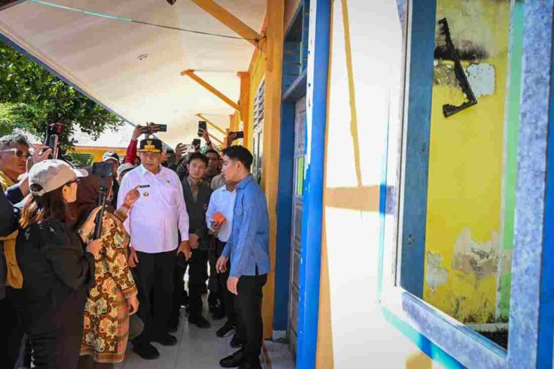 Wapres Gibran Rakabuming Raka meninjau SDN 07 Bulango Utara di Bone Bolango yang pernah terbakar pada 2022.