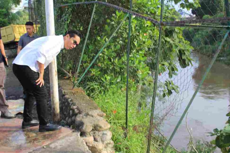 Wali Kota Medan Rico Waas saat melakukan peninjauan lokasi.