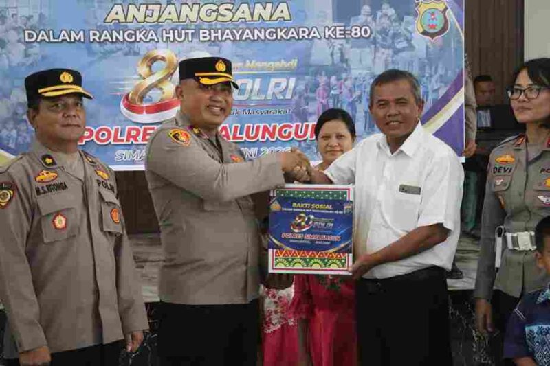 apolres Simalungun AKBP Marganda Aritonang menggelar anjangsana ke anggota yang sakit dan dua panti asuhan dalam rangka memperingati Hari Bhayangkara ke-80 Tahun 2026.