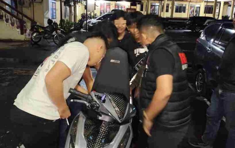 Tim Dayok Mirah saat melakukan pemeriksaan kendaraan.