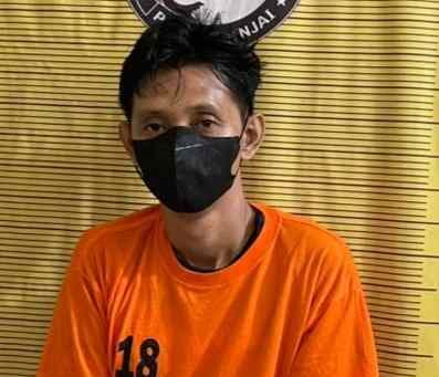 Satu dari dua pria yang diduga sebagai pengedar sabu di wilayah hukum Polres Binjai.