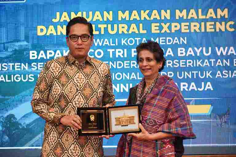 Wali Kota Medan Rico Waas memaparkan strategi pembangunan kota berkelanjutan dan progres proyek PSEL kepada delegasi UNDP di Medan.