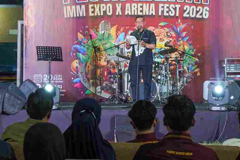 Wali Kota Medan Rico Waas mengapresiasi kreativitas dan sikap kritis mahasiswa saat menutup IMM Expo & Arena Fest 2026 di Lapangan Pertiwi Medan.