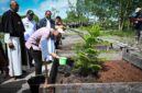 Wapres Gibran meninjau pembangunan Gereja Katedral Salib Suci Baru di Asmat, Papua Selatan, serta menanam cemara sebagai simbol keberlanjutan.