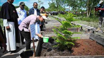 Wapres Gibran meninjau pembangunan Gereja Katedral Salib Suci Baru di Asmat, Papua Selatan, serta menanam cemara sebagai simbol keberlanjutan.