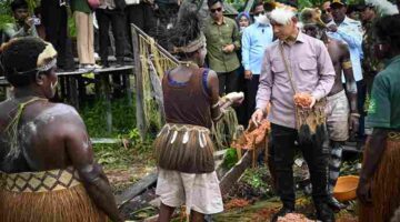 Wakil Presiden Republik Indonesia Gibran Rakabuming Raka meninjau langsung Sekolah Lapang Sagu Keuskupan Agats yang berlokasi di Kampung Yepem, Kabupaten Asmat, Papua Selatan, pada Minggu (21/06/2026)