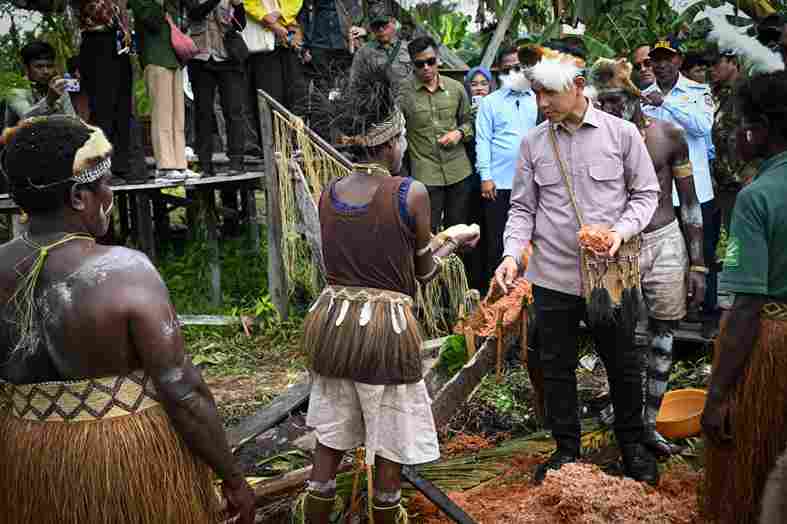 Wakil Presiden Republik Indonesia Gibran Rakabuming Raka meninjau langsung Sekolah Lapang Sagu Keuskupan Agats yang berlokasi di Kampung Yepem, Kabupaten Asmat, Papua Selatan, pada Minggu (21/06/2026)