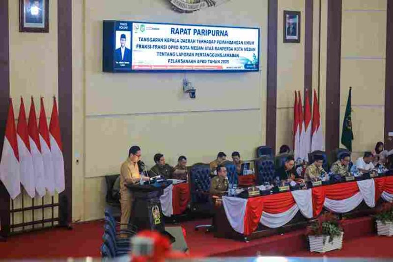 Wali Kota Medan, Rico Tri Putra Bayu Waas, menyampaikan jawaban atas pemandangan umum fraksi-fraksi DPRD Kota Medan terkait Rancangan Peraturan Daerah (Ranperda) Laporan Pertanggungjawaban Pelaksanaan APBD Tahun Anggaran 2025 berlangsung dalam rapat paripurna DPRD Kota Medan yang digelar pada Senin (22/06/2026).