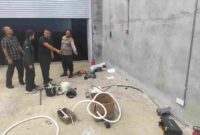 Polisi saat melakukan cek TKP.